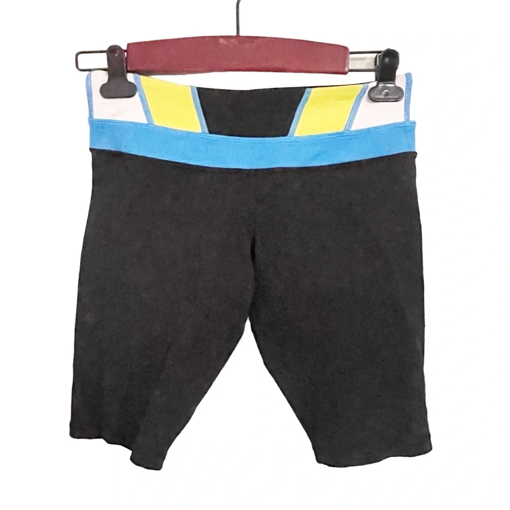 Lululemon Size‎ 6 Black Blue Trim Printed Reverse Groove Bike Shorts Athletic
